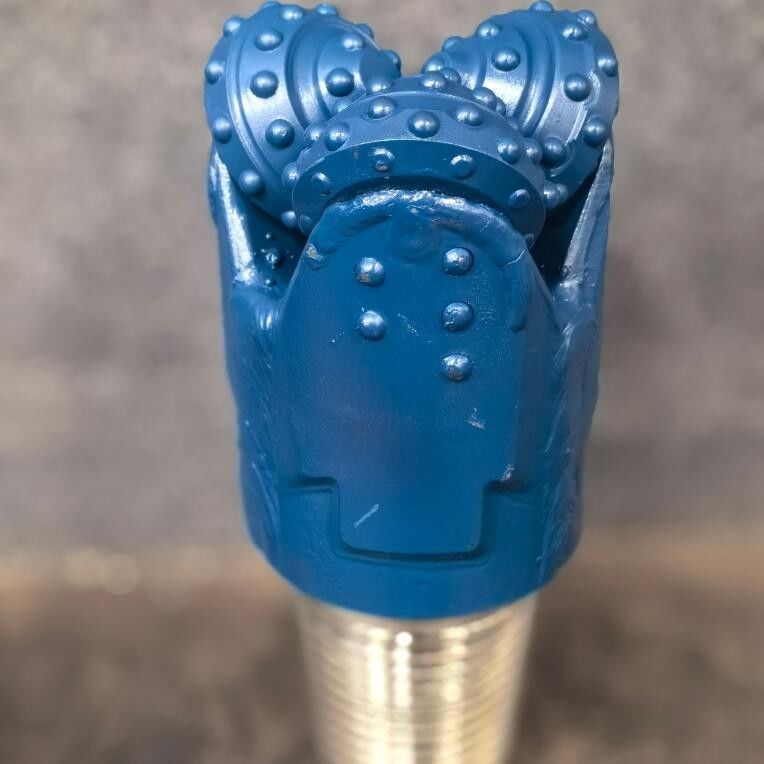 5.5 inch IADC637 khoan theo hướng ngang Tricone đá khoan bit cho hình thành cứng