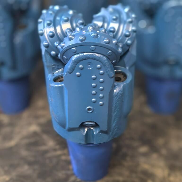 5.5 inch IADC637 khoan theo hướng ngang Tricone đá khoan bit cho hình thành cứng