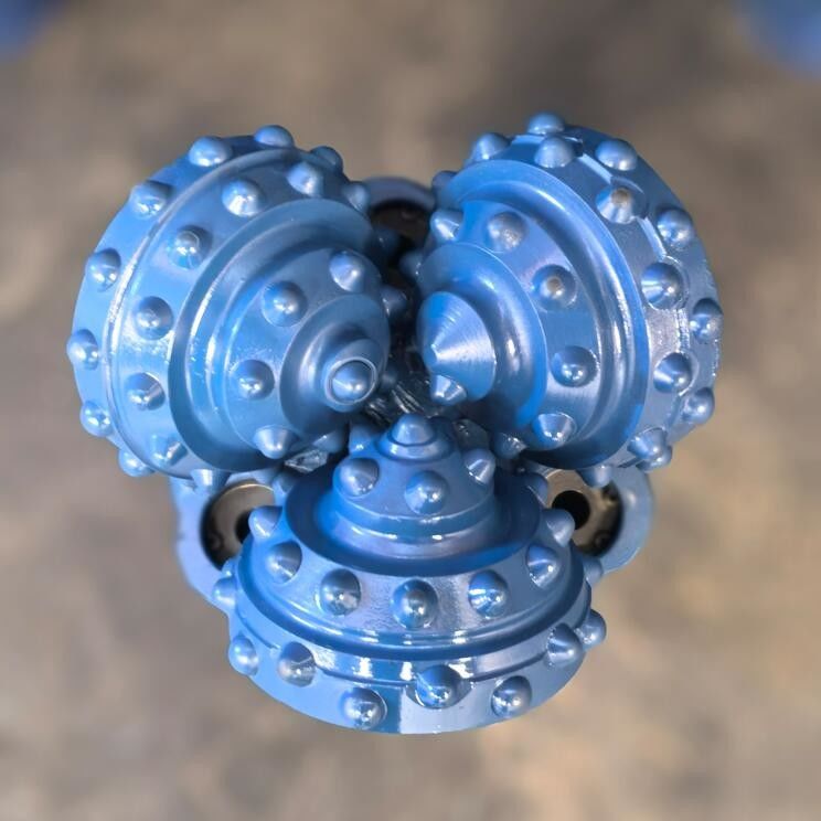 5.5 inch IADC637 khoan theo hướng ngang Tricone đá khoan bit cho hình thành cứng