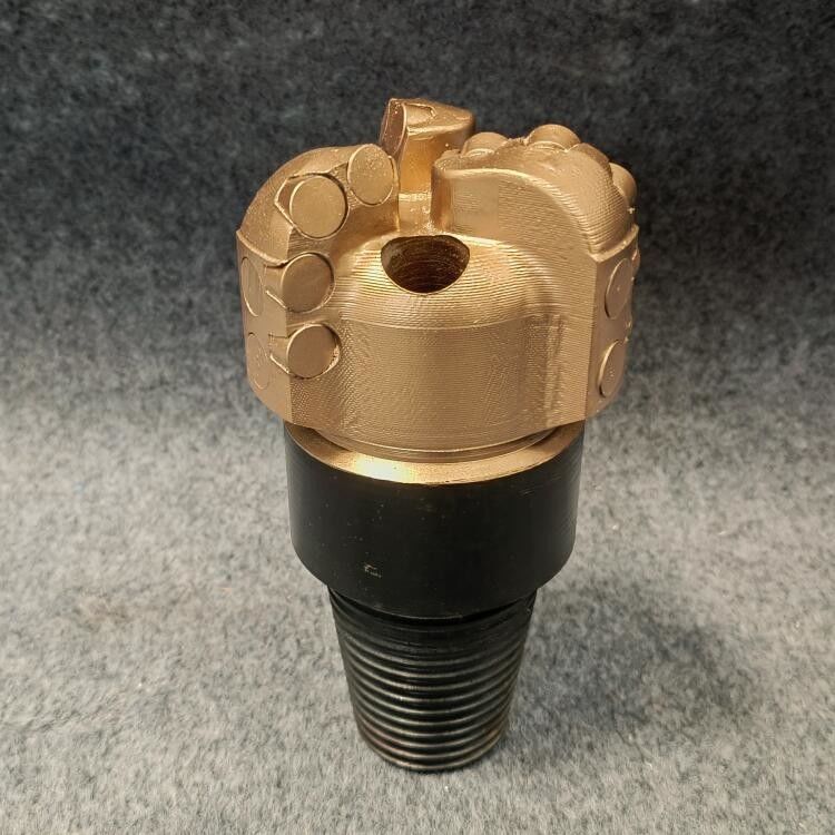 Kim cương 98mm 3 Blade Pdc Arc Angle Drill Bit Cho giếng nước Khoáng mỏ khoan